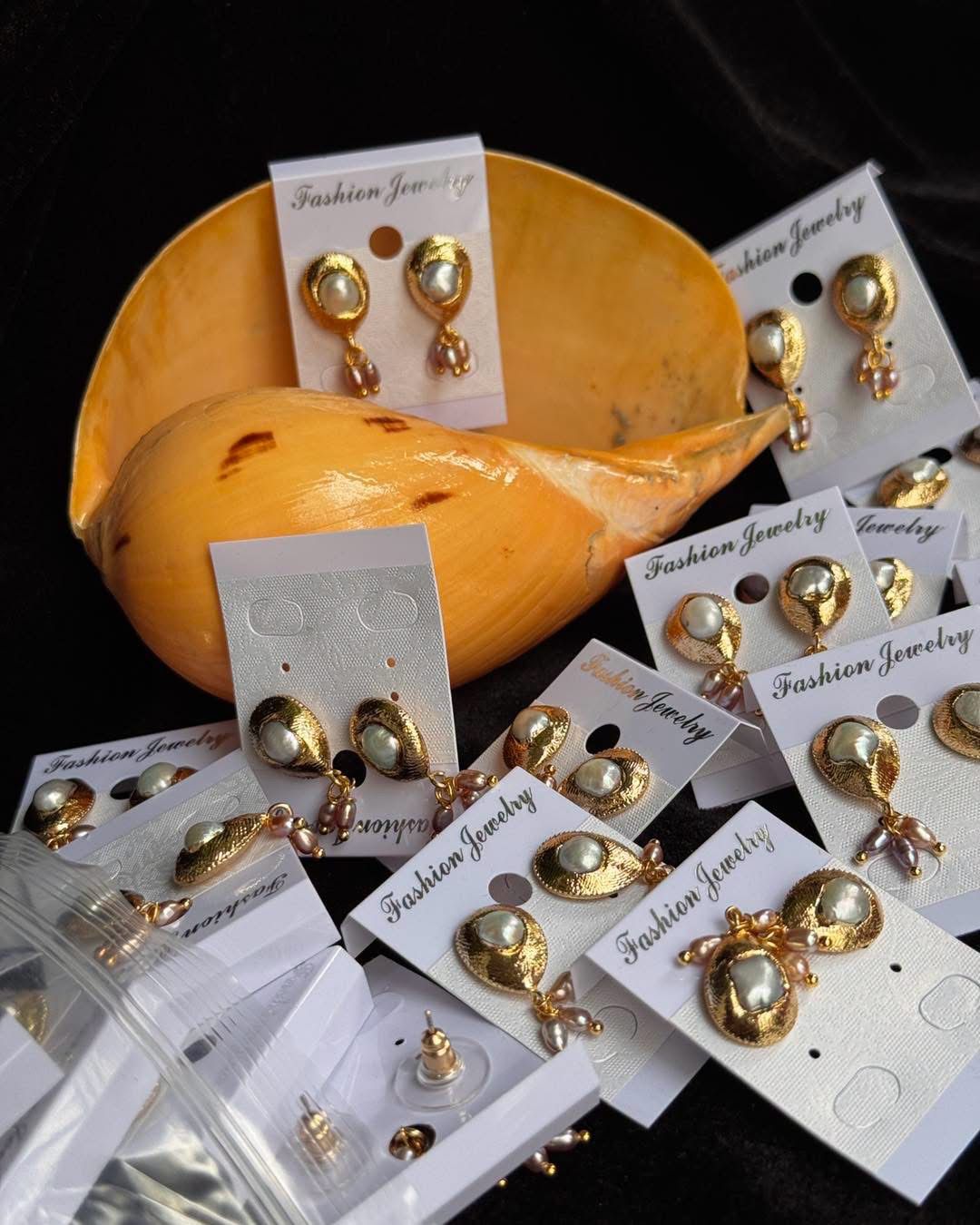 Real pearl Ear ring with gold plated metal