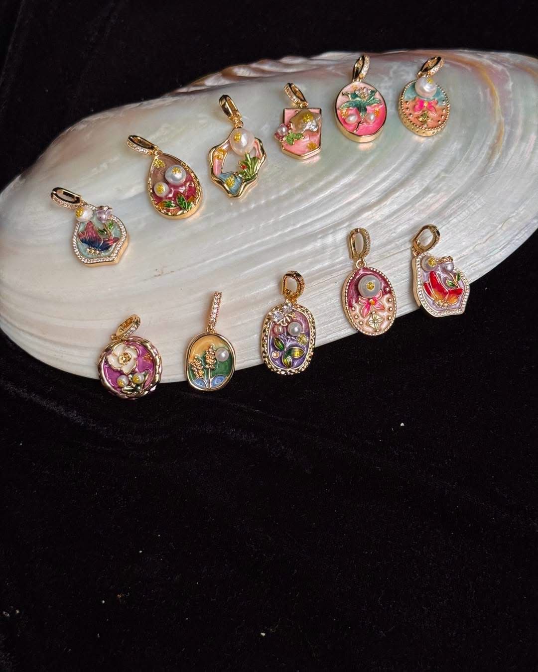 Openable real pearl pendant
