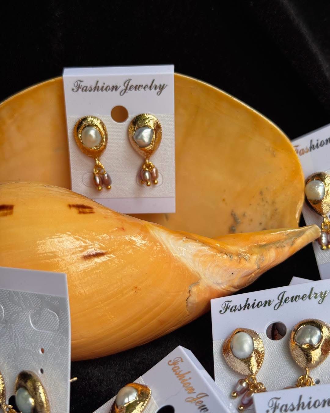 Real pearl Ear ring with gold plated metal